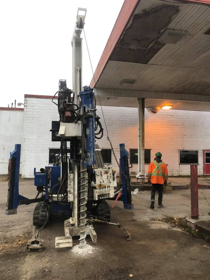 Foreuse installée sous la marquise d'une ancienne station-service